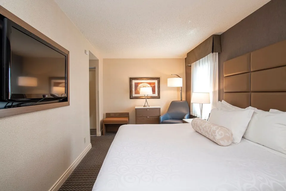 One Bedroom Suite with King Bed at Chateau Granville (5 of 8)